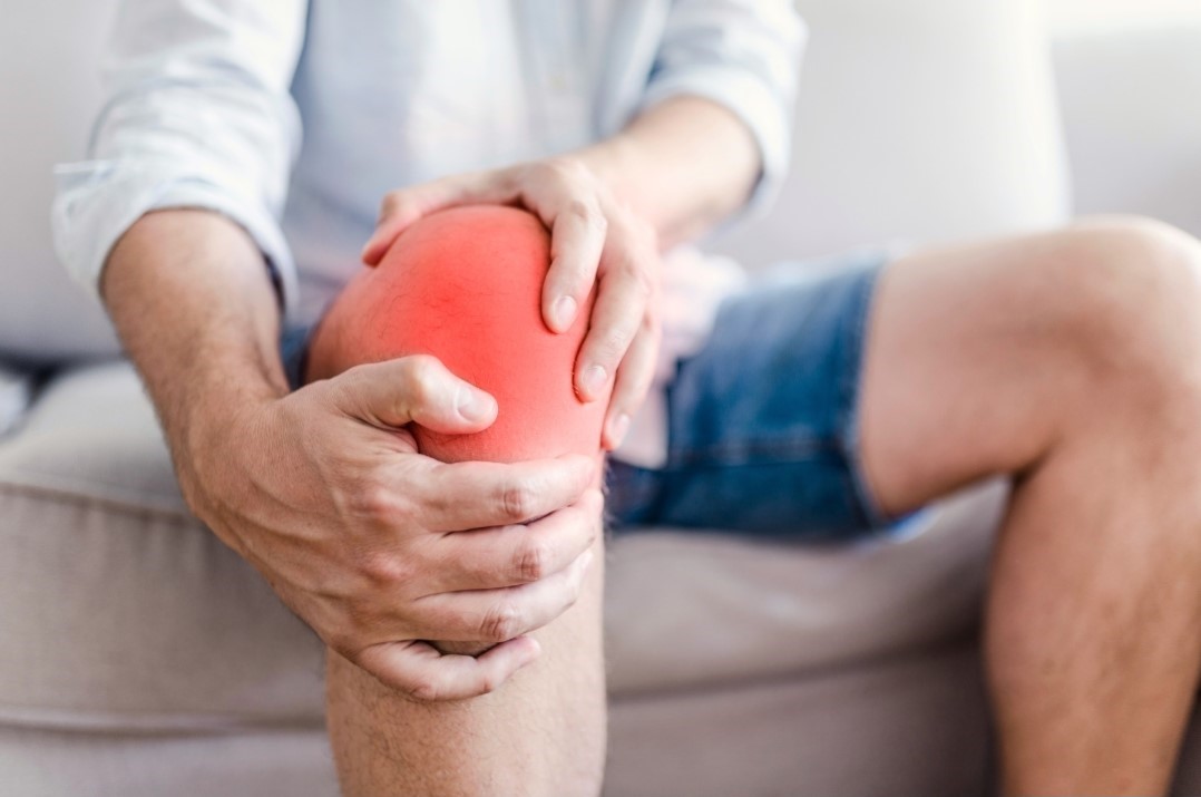 man suffering from knee pain